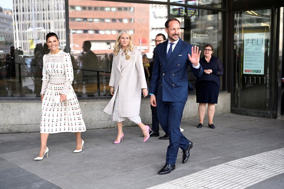 Švédská korunní princezna Victoria a princ Daniel a norská korunní princezna Mette-Marit a korunní princ Haakon