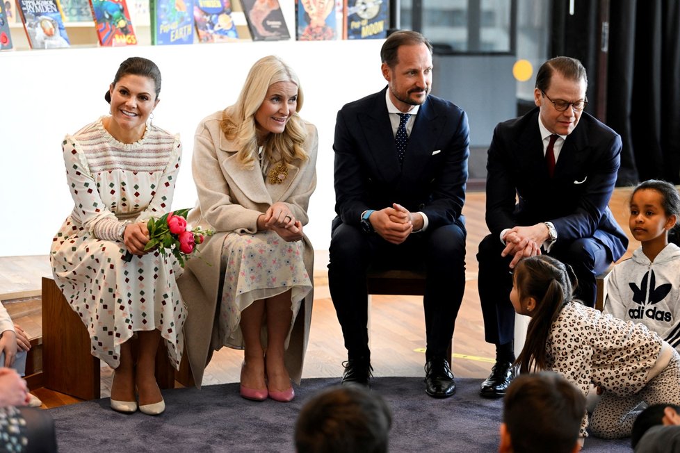 Švédská korunní princezna Victoria a princ Daniel a norská korunní princezna Mette-Marit a korunní princ Haakon