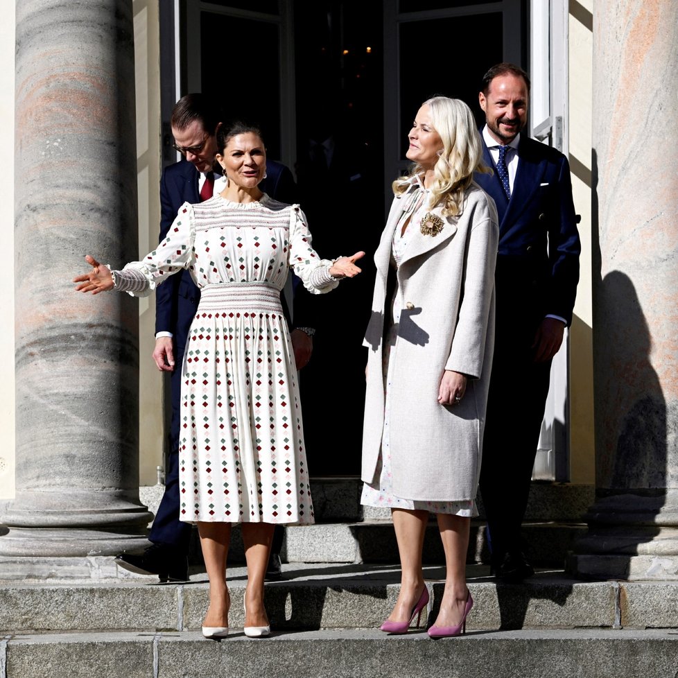 Švédská korunní princezna Victoria a princ Daniel a norská korunní princezna Mette-Marit a korunní princ Haakon