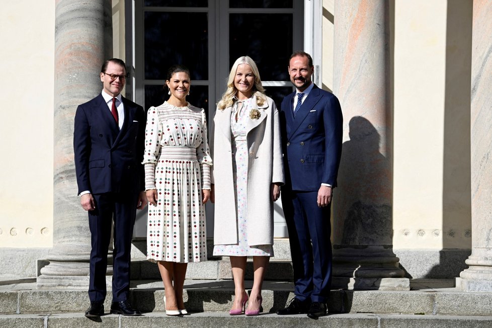 Švédská korunní princezna Victoria a princ Daniel a norská korunní princezna Mette-Marit a korunní princ Haakon