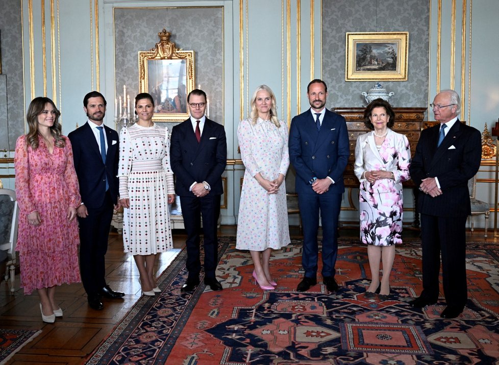 Norská korunní princezna&nbsp;Mette-Marit a korunní princ Haakon pózují se švédským králem Carlem Gustafem, královnou Silvií, princeznou WSofií, princem Carlem Philipem, korunní princeznou Victorií a princem Danielem v královském paláci ve Stockholmu 2. května 2022.