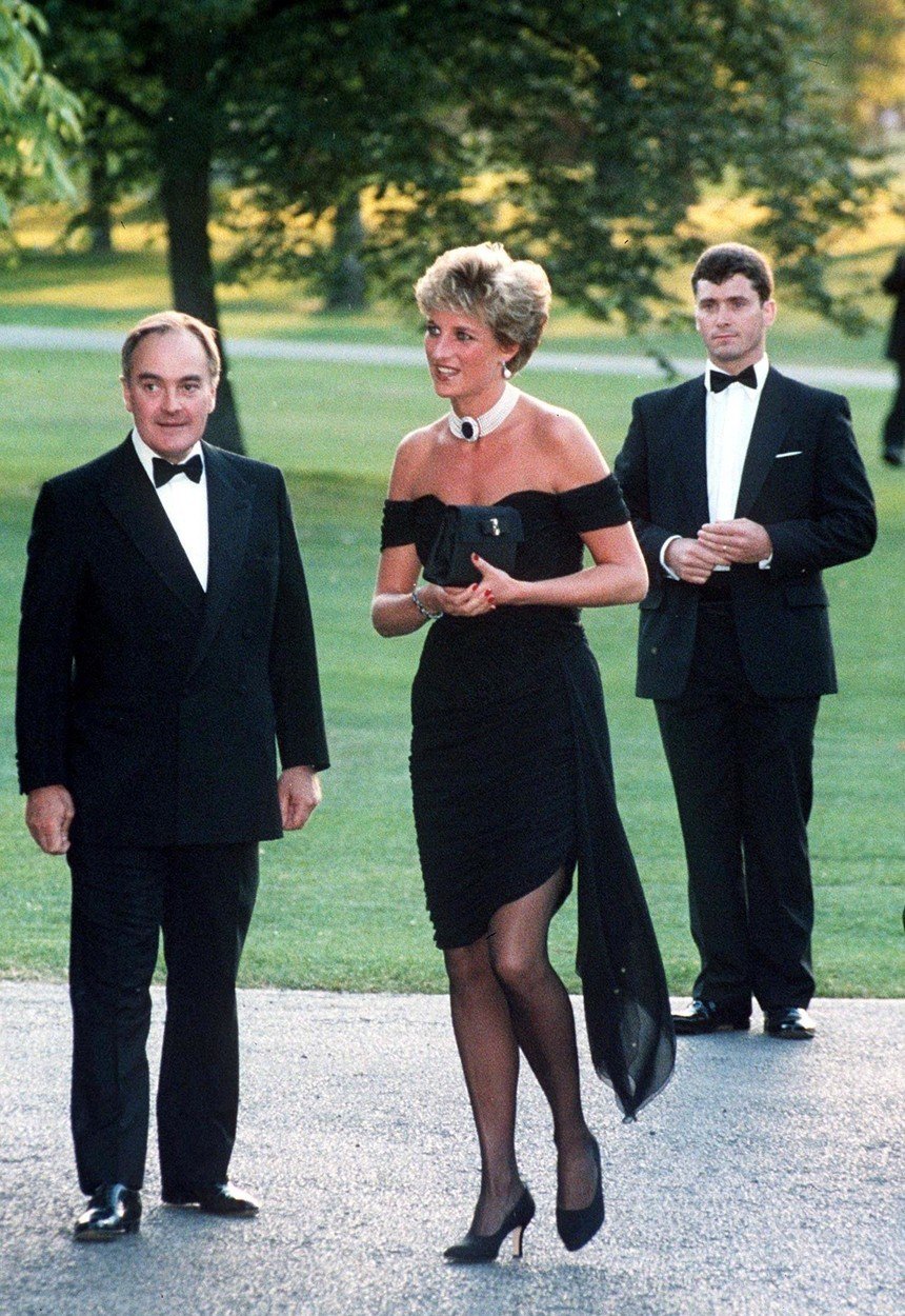 Princezna Diana vždy při vystupování z auta k sobě v oblasti výstřihu tiskla malé psaníčko.