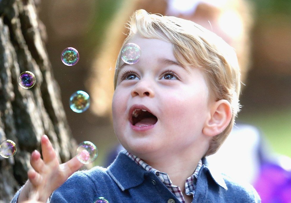 Princ George obdivuje bublinky... Kouzelné dítě!