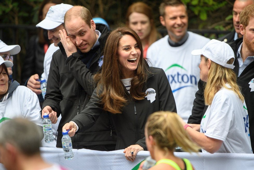 William a Kate se nebojí ukázat emoce. Když se skvěle baví, dají to najevo.