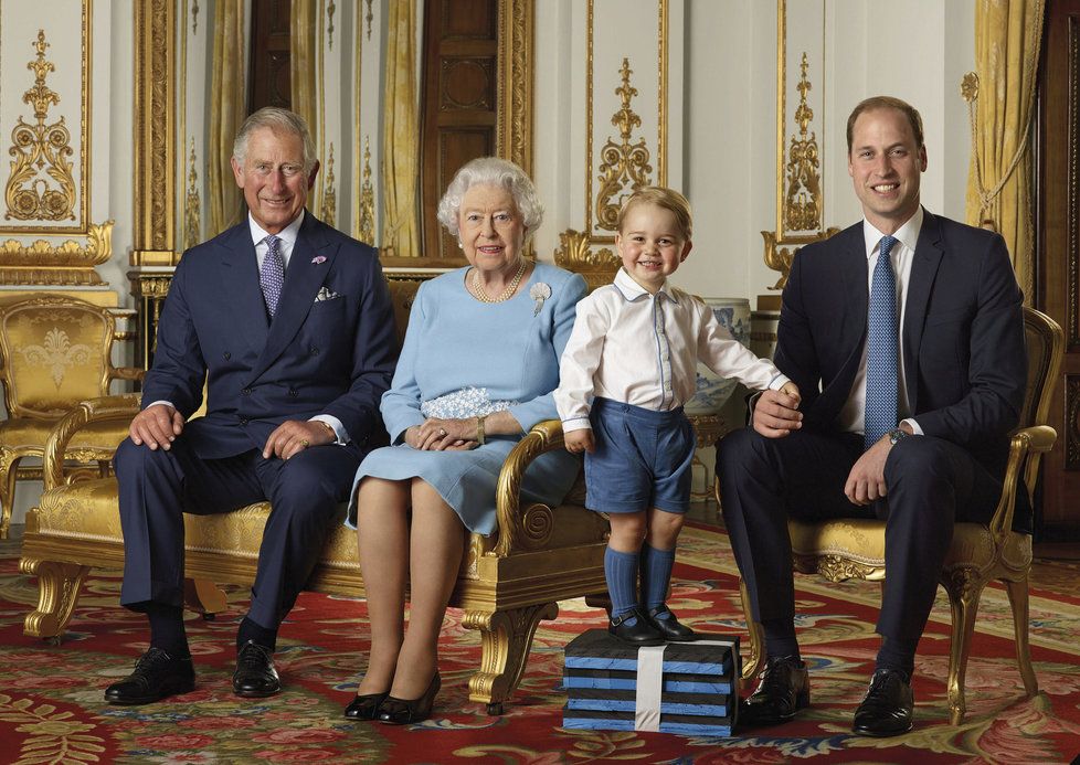 Princ Charles, královna Alžběta, princ George a princ William