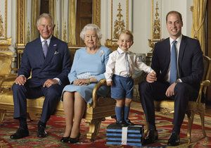 Princ Charles, královna Alžběta, pring George a princ William.