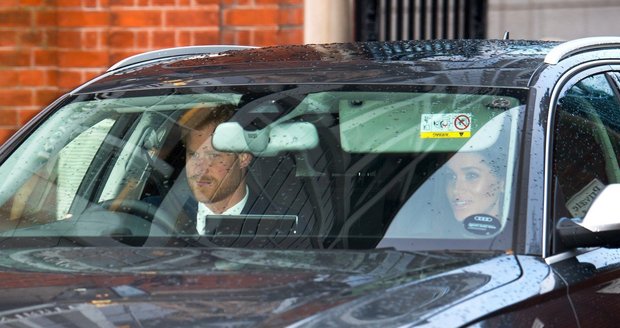 Princ Harry s těhotnou Meghan přijíždí na vánoční oběd ke královně do Buckinghamova paláce.