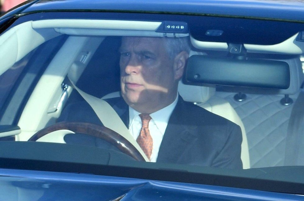 Princ Andrew přijíždí na vánoční oběd ke královně do Buckinghamova paláce.