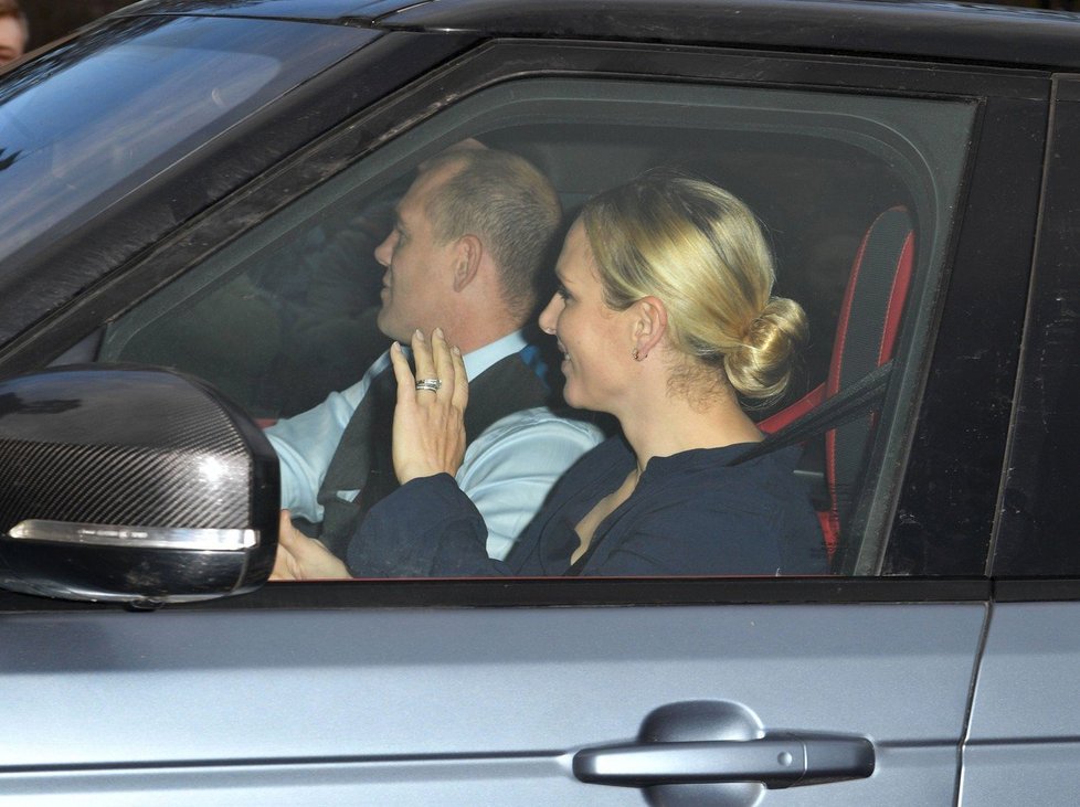 Princ Andrew s manželkou Sophií přijíždí na vánoční oběd ke královně do Buckinghamova paláce.