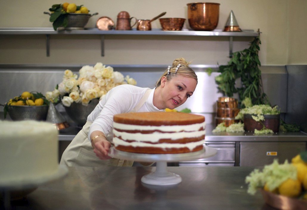 Královský svatební dort vznikal v cukrárně Violet Cakes London.