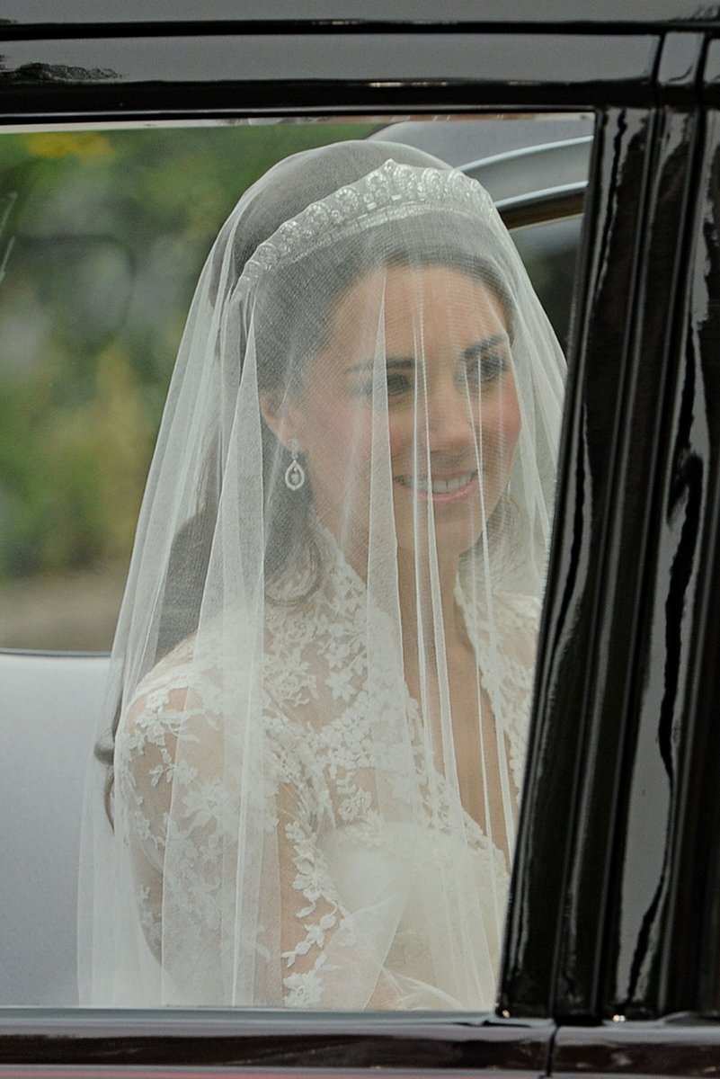 Překrásná nevěsta Kate v šatech od Sarah Burton z dílny Alexandra McQueena.
