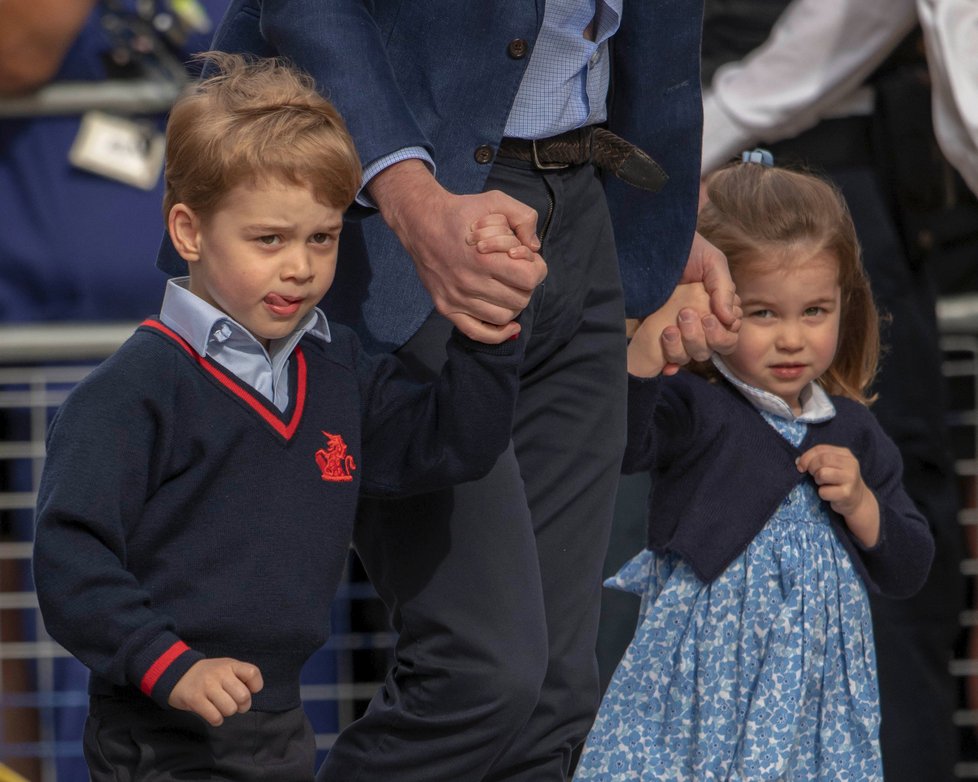 George a Charlotte půjdou svatební uličkou za nevěstou Meghan.