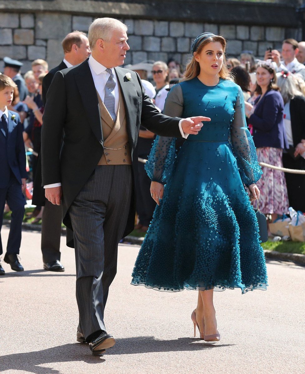 Andrew, vévoda z Yorku a princezna Beatrice, na svatbě Harryho a Meghan