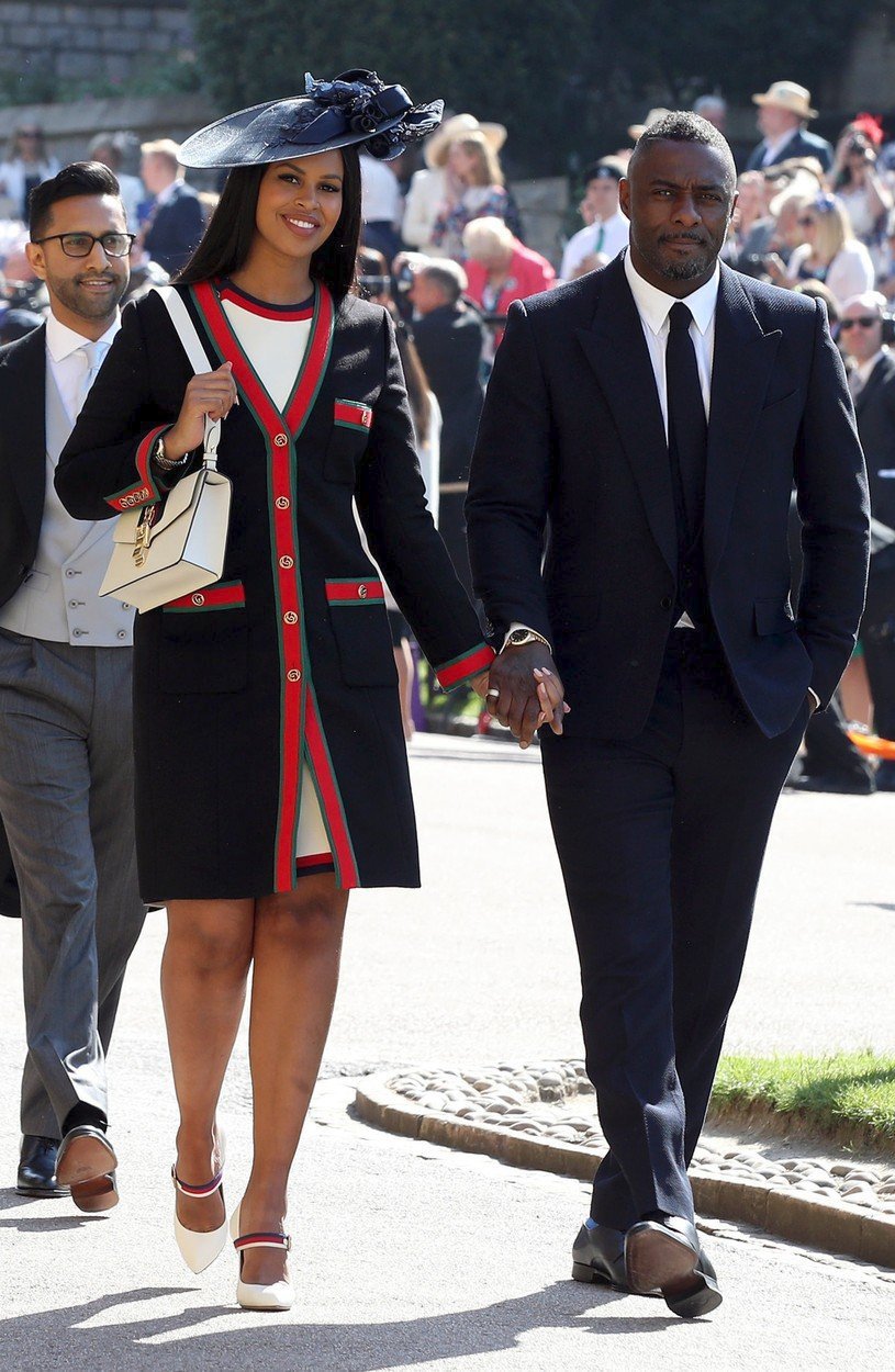 Herec Idris Elba se snoubenkou na svatbě Harryho a Meghan