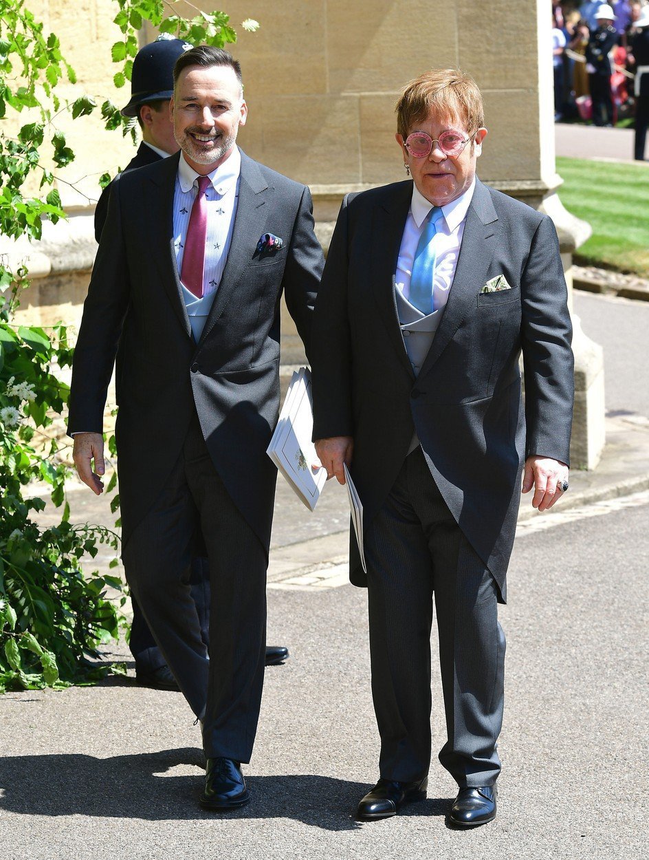 Elton John a jeho manžel David Furnish na svatbě Harryho a Meghan.