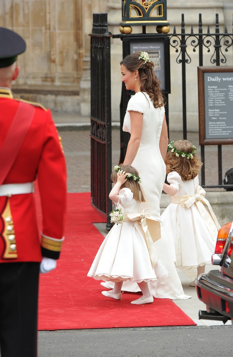 Sestra kate Pippa s družbou.