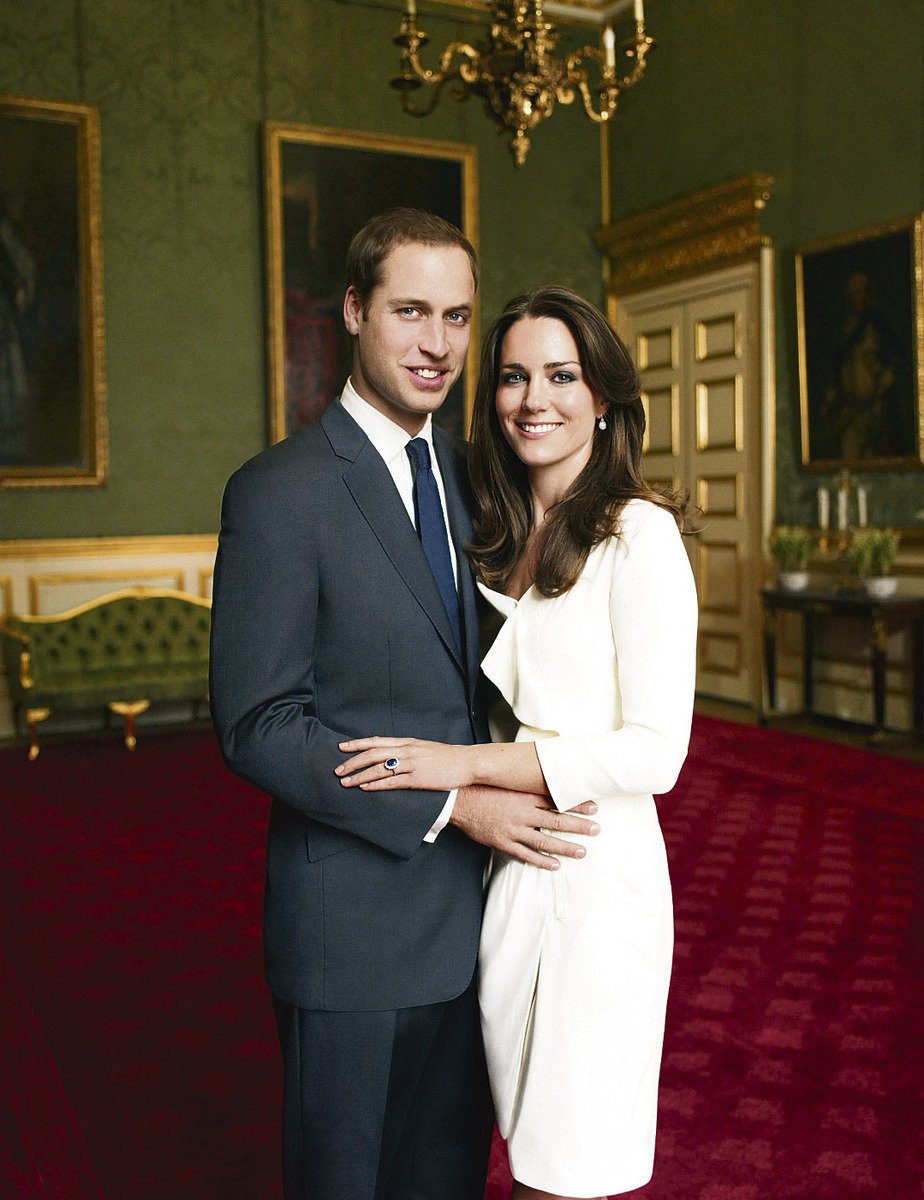 kate Middleton na zásnubní fotografii s Williamem v šatech za 5 tisíc korun.
