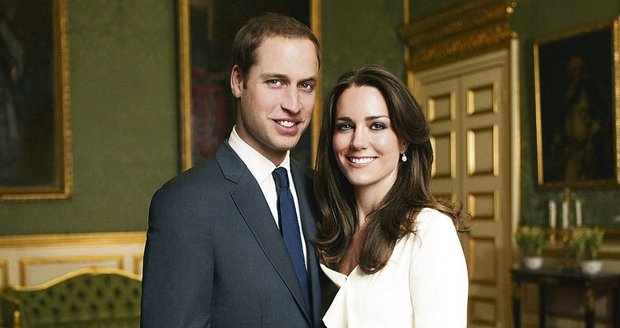 Kate Middleton na zásnubní fotografii s Williamem v šatech za 5 tisíc korun.