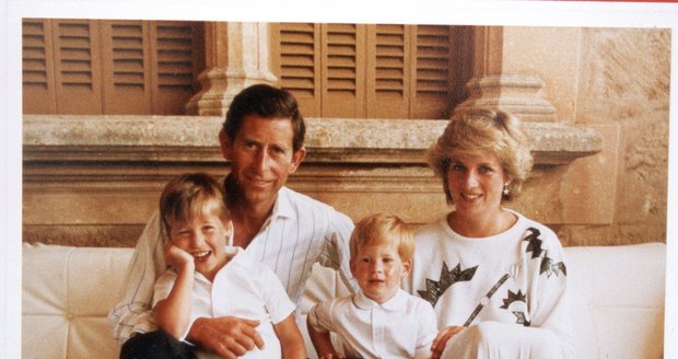 Princ Charles a tragicky zesnulá princezna Diana se syny Williamem a Harrym.