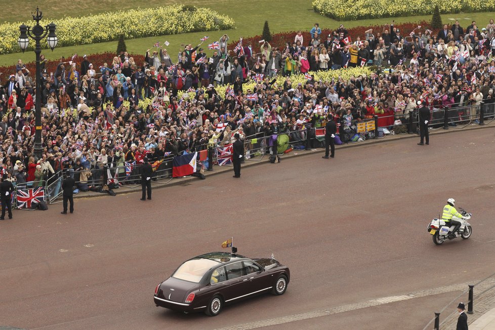 Královskou rodinu na svatbu přivezou limuzíny, ostatní hosté dorazí autobusy.