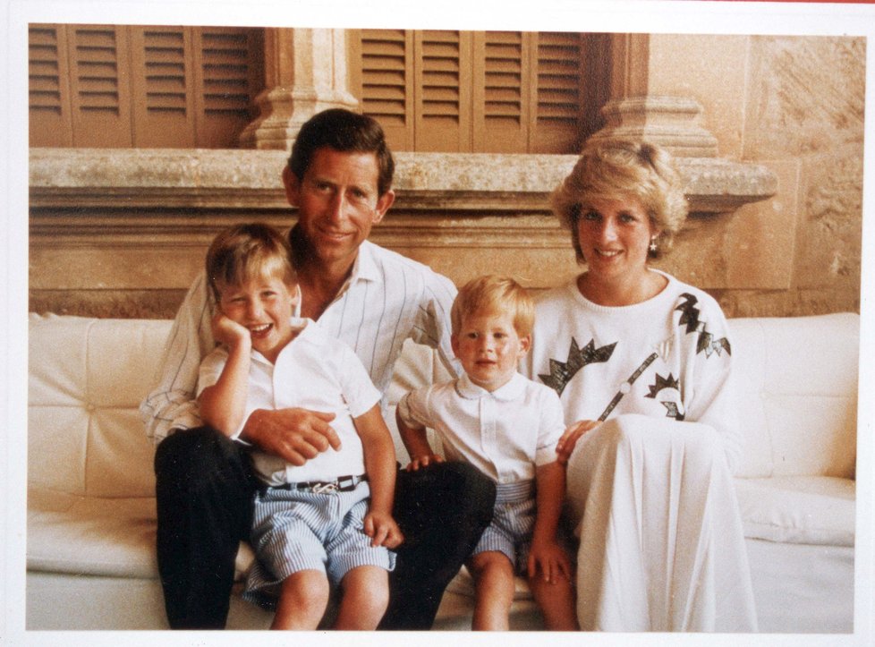 Princ Charles a tragicky zesnulá princezna Diana se syny Williamem a Harrym.