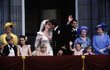 23.7.1987 Andrew, vévoda z Yorku, se na balkoně Buckinghamského paláce líbá se svou čerstvou manželkou Sarah.