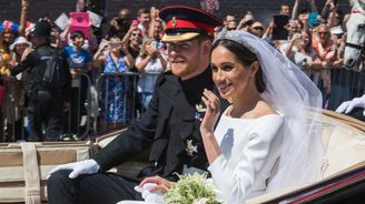 Shrnutí: Britský princ Harry a Meghan Markleová se vzali na hradě Windsor 