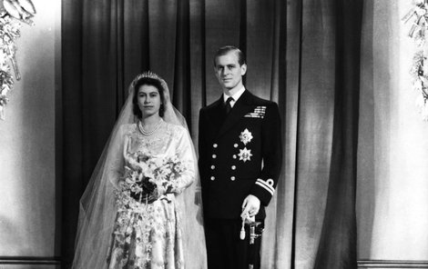 Takto při svatbě vypadala Williamova babička Alžběta II.
