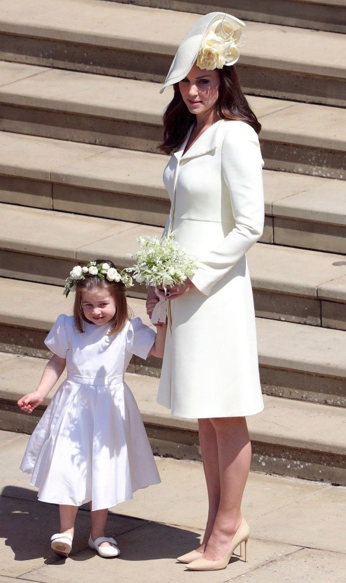 Vévodkyně Kate s princeznou Charlotte. Stejný kabátek oblékla i na její křtiny v roce 2015