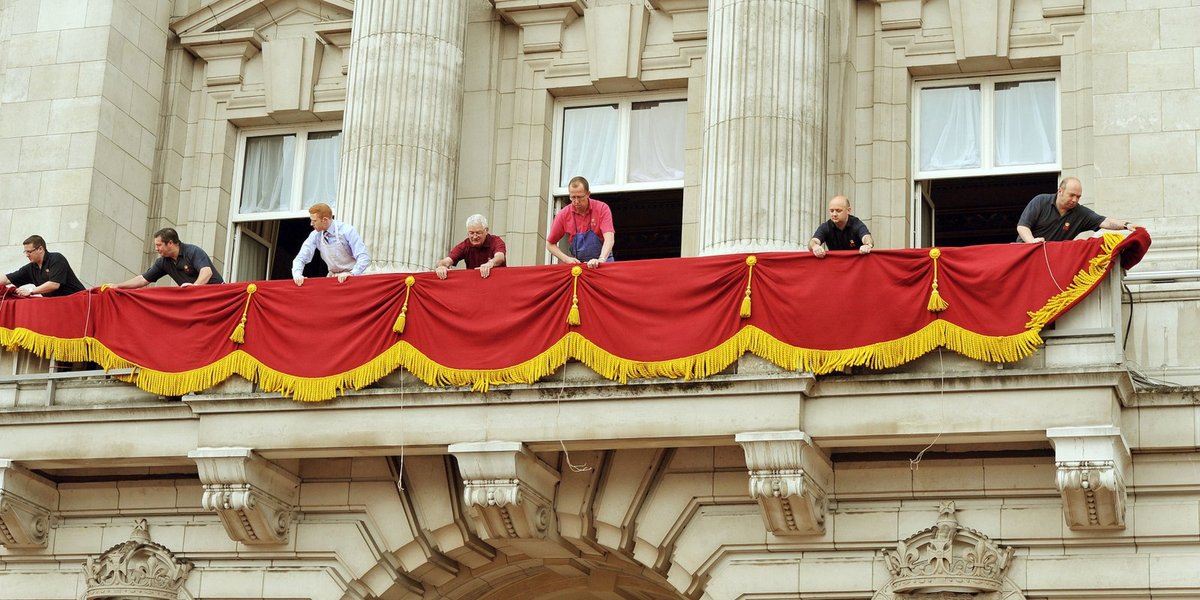 Balkon Buckinghamského paláce - přípravy vrcholí