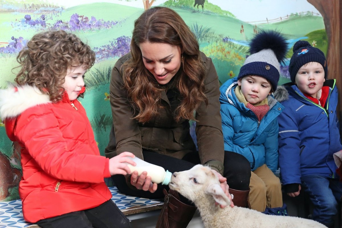 Kate na setkání s dětmi na farmě