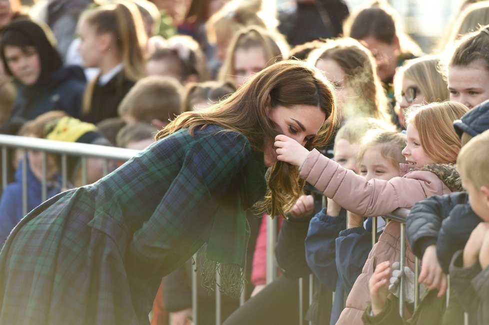 Vévodkyně Kate a Princ William navštívili továrnu na pneumatiky Michelin ve skotském Dundee. Jedna z holčiček byla fascinována vlasy vévodkyně.