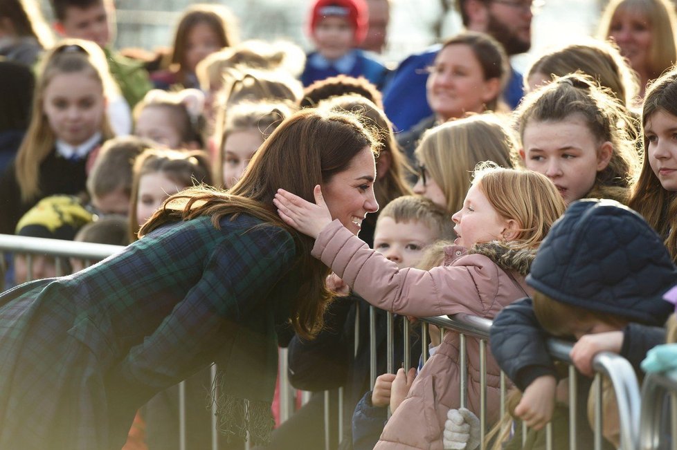 Vévodkyně Kate a Princ William navštívili továrnu na pneumatiky Michelin ve skotském Dundee. Jedna z holčiček byla fascinována vlasy vévodkyně.