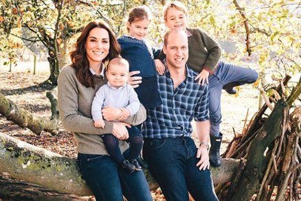Kate a William s dětmi přejí veselé Vánoce! Královská rodina zveřejnila novou fotku