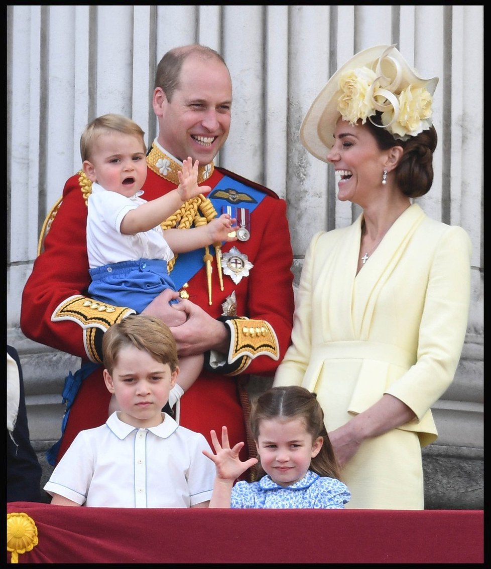 Trooping the Colour 2019: Královská rodina na balkóně Buckinghamského paláce