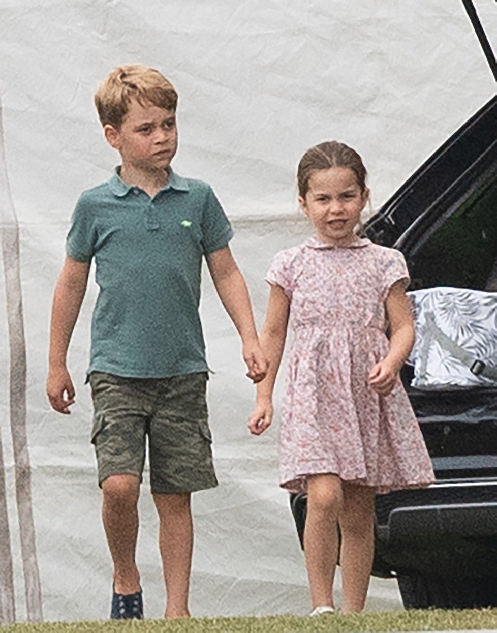 Podívejte se nejnovější snímky prince George a princezny Charlotte z červencového charitativního zápasu v pólu.