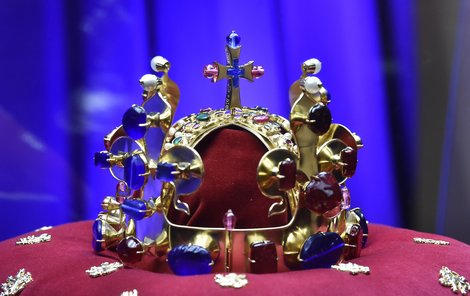 Holešovská replika koruny, ta pravá je osazena 96 drahými kameny a perlami.