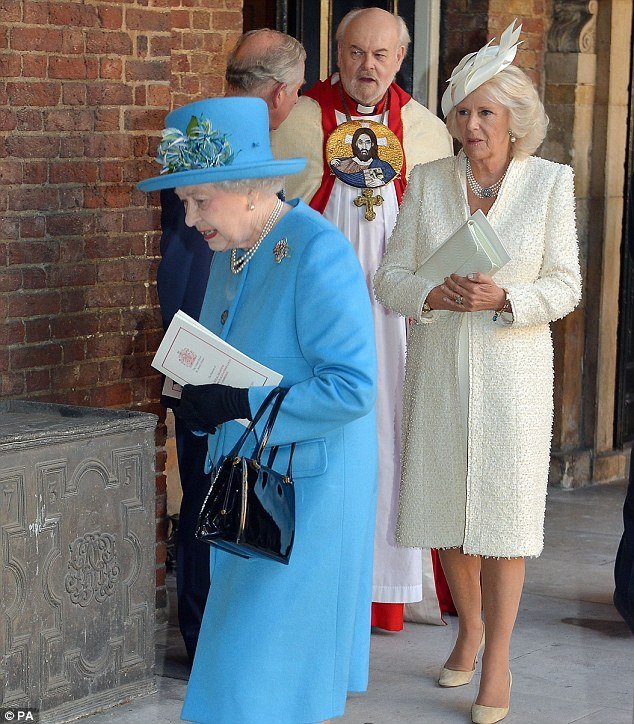Outfitem nezklamala ani Georgova druhá babička Camilla, která dodržela dress code. Prababička Alžběta II. krémovou zamítla a přišla v modrém kostýmu.