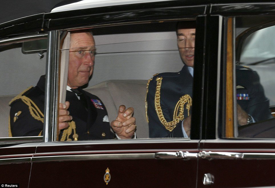 Georgův děda princ Charles dorazil na křtiny v královském kroji.