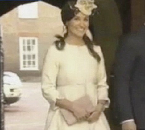 Krásná tetička Pippa Middleton opět nezklamala. Ukázala se v krémovém kabátku za téměř 23 tisíc korun.