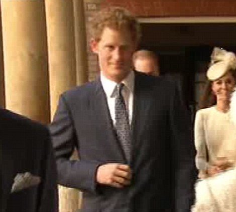 Pyšný strýc princ Harry přišel ve slušivém a elegantním obleku.