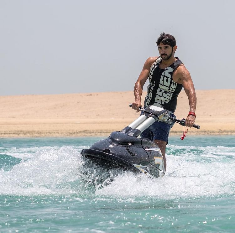 Dubajský korunní princ Hamdan bid Mohammed miluje luxus a adrenalin.