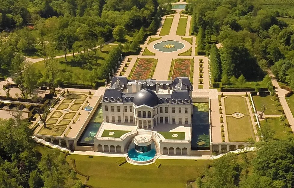 Zámek Ludvíka XIV, označovaný za nejdražší dům na světě, koupil Mohammed bin Salman v roce 2015.