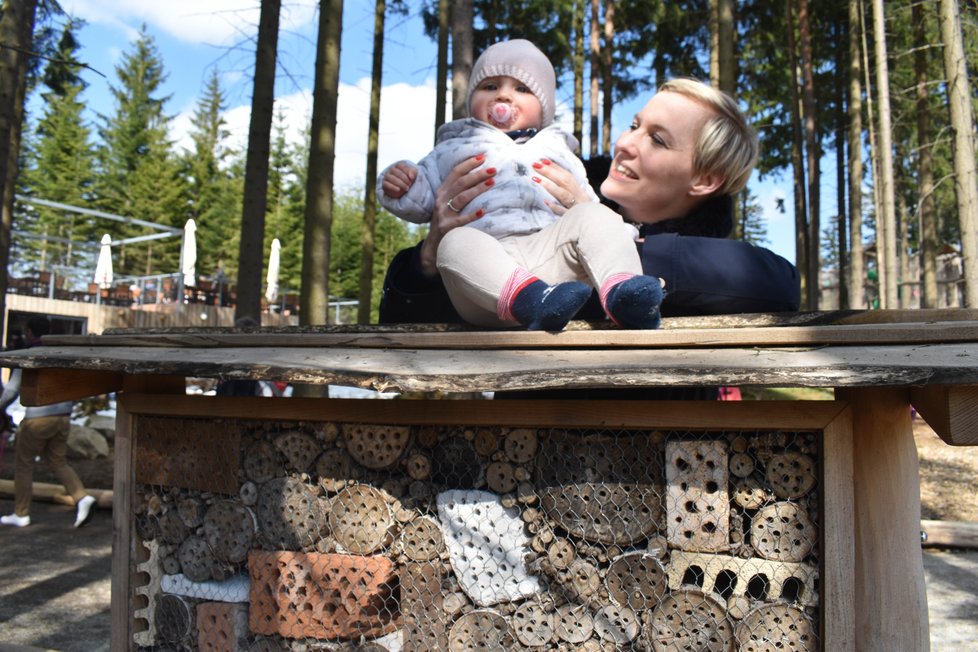 Lenka Vítkovská (34) přijela s celou rodinou do Království lesa z Prachatic. &#34;Líbí se nám tady, protože jsou děti na vzduchu a v přírodě a rozhodně se tu nenudí. Prohlížíme si s dětmi všechno, i komůrky pro hmyz.&#34; řekla Lenka Vítkovská.