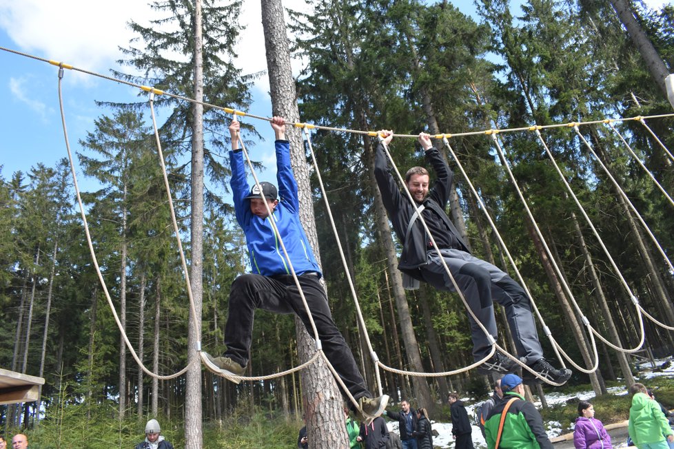 Lanové centrum: Nejrůznější přechody mezi ostrůvk kolem vzrostlých stromů dětem pomohou s pohybem a učí je rozhodnosti. Neodolají ani dospělí. Mnozí z nich teprve po zavěšení zjistí, že musí prokázat i zručnost a risk. Jen málokterý otec odolá.