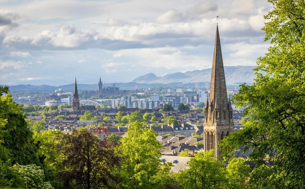 Glasgow je největší město ve Skotsku a čtvrté největší město ve Spojeném království. Má bohaté průmyslové dědictví a díky svému významu v britském impériu bylo kdysi známé jako „druhé město impéria“. Glasgow je domovem světoznámých kulturních institucí, jako je Skotská opera, Skotský balet a Glasgowská škola umění. Město je též známé svými přátelskými obyvateli, živou hudební scénou a působivou architekturou, včetně ikonických Clyde Auditorium a Riverside Museum.
