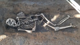 600 let starý trestný čin! Archeologové v Kralupech objevili zavražděnou ženu v mělkém hrobě
