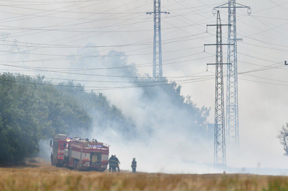 Požár pole u chemičky v Kralupech nad Vltavou