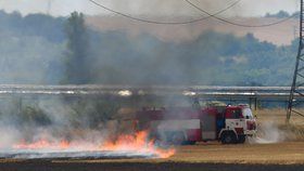 Požár pole u chemičky v Kralupech nad Vltavou