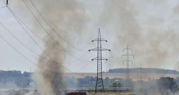 Požár pole u chemičky v Kralupech nad Vltavou